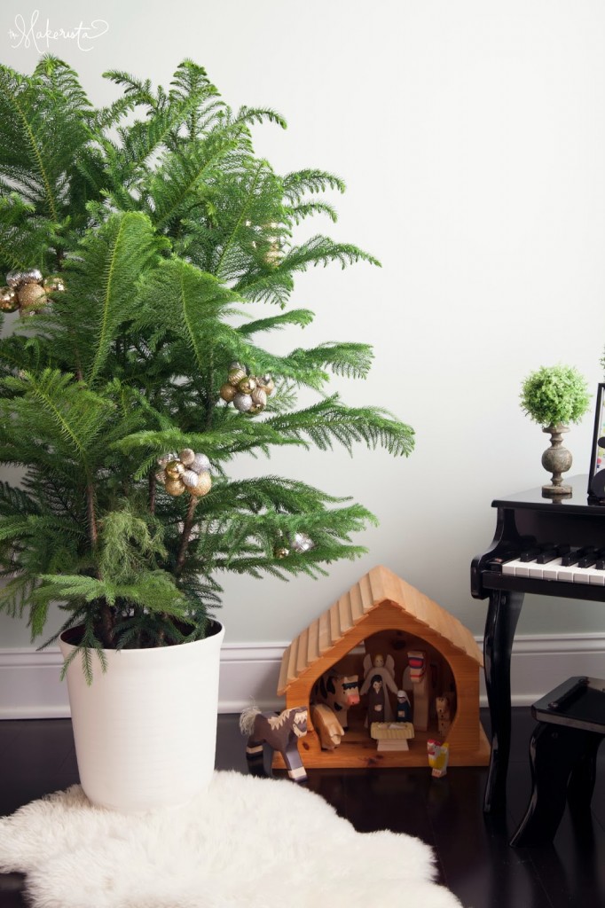 The Makerista-Christmas-Tree-Ornament-DIY-Clusters-Real Tree-Nativity