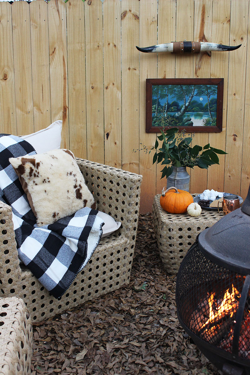 backyard-bonfire-friendsgiving