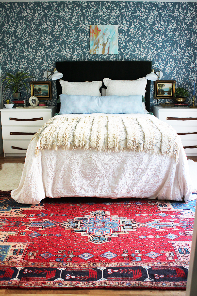 floral-wallpaper-in-bedroom