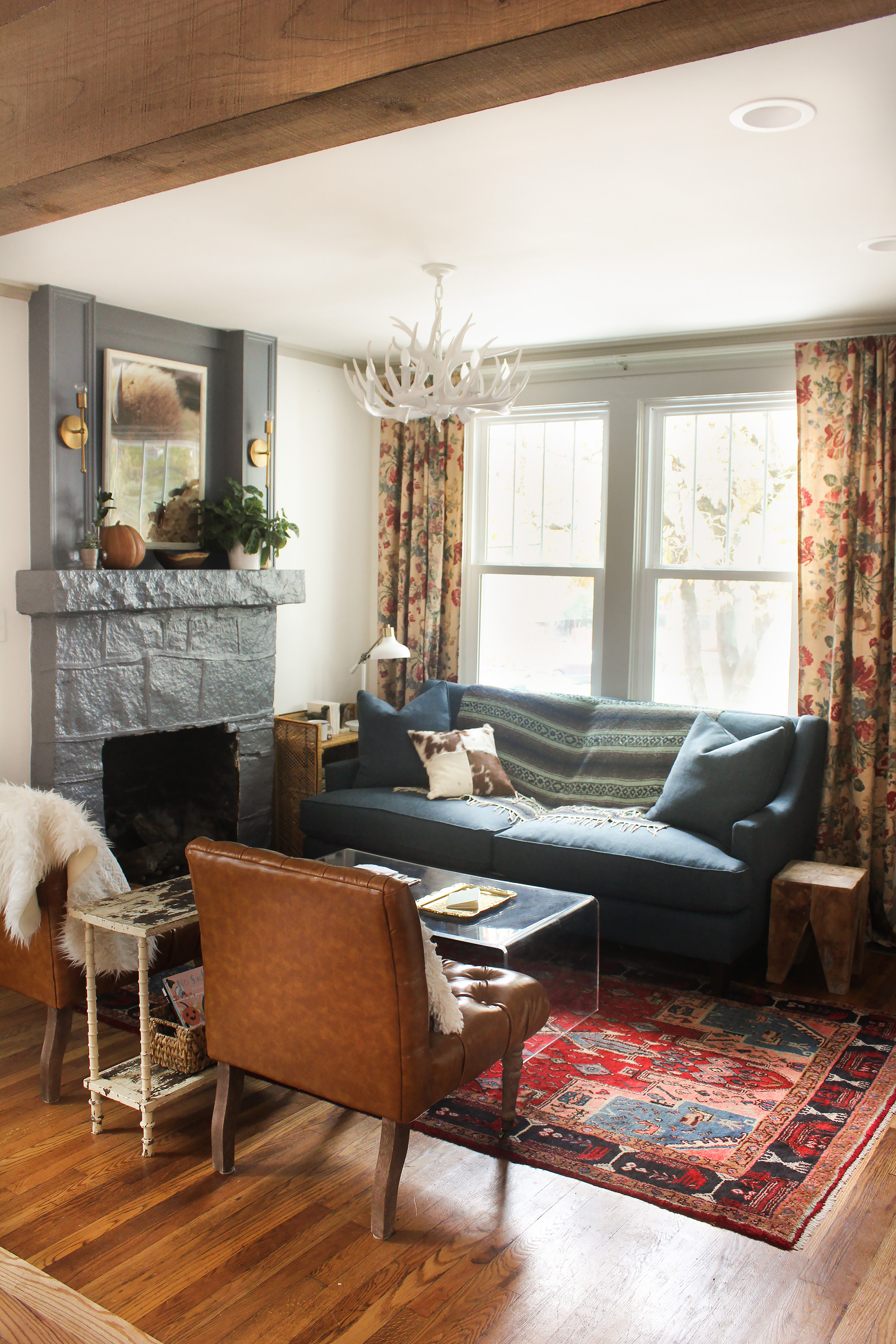 Eclectic Cottage Living Room Reveal - thewhitebuffalostylingco.com