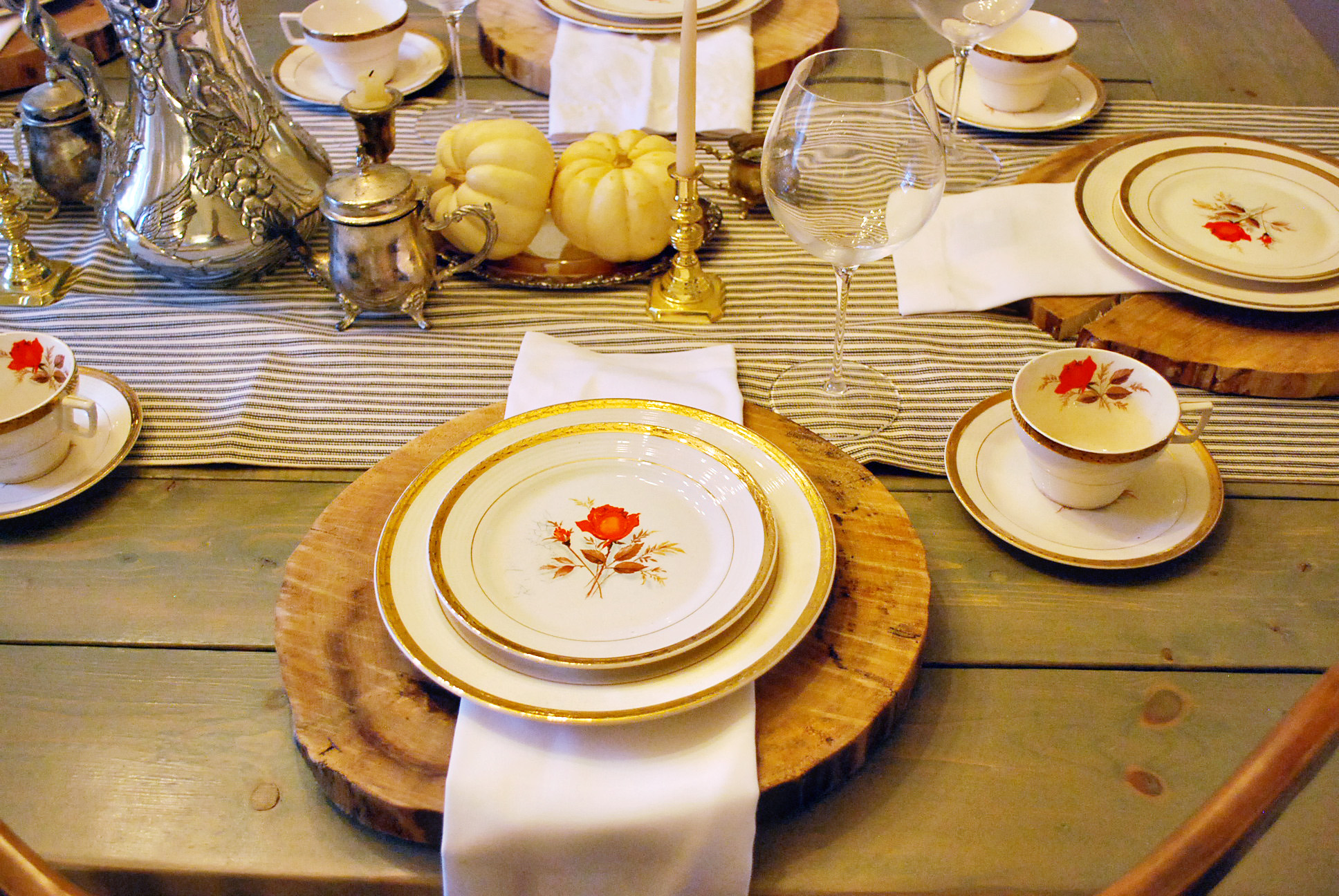 Ставить тарелку на стол. Посуда для сервировки стола. Красивая посуда на столе. Сервировка в русском стиле. Ресторанная сервировка стола.