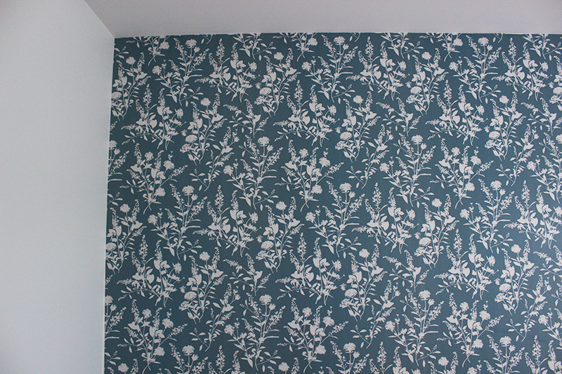 blue-floral-wallpaper - thewhitebuffalostylingco.com